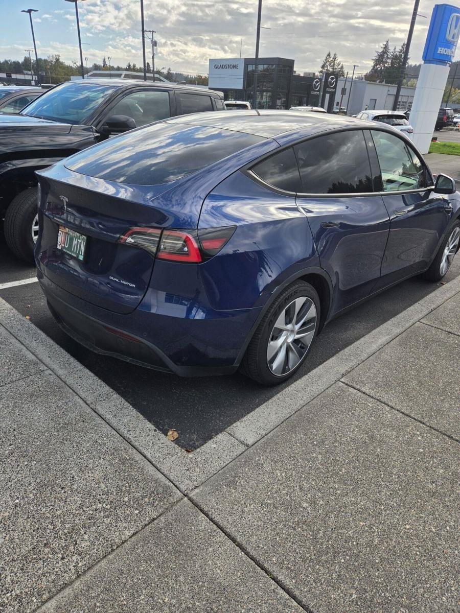 Used 2021 Tesla Model Y Long Range AWD/4WD image 3