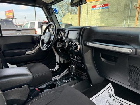 Used 2018 Jeep Wrangler Unlimited Rubicon w/ Connectivity Group image 18