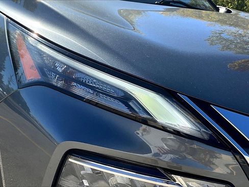 Used 2023 Nissan Rogue SV image 29