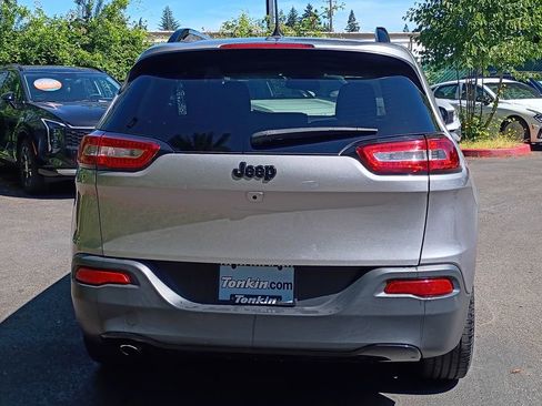 Used 2018 Jeep Cherokee Latitude w/ Altitude Package FWD image 5