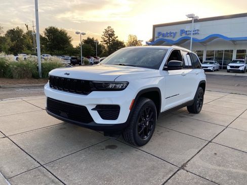Used 2024 Jeep Grand Cherokee Altitude RWD image 4