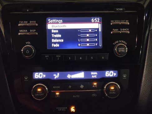 Used 2015 Nissan Rogue SV FWD image 25