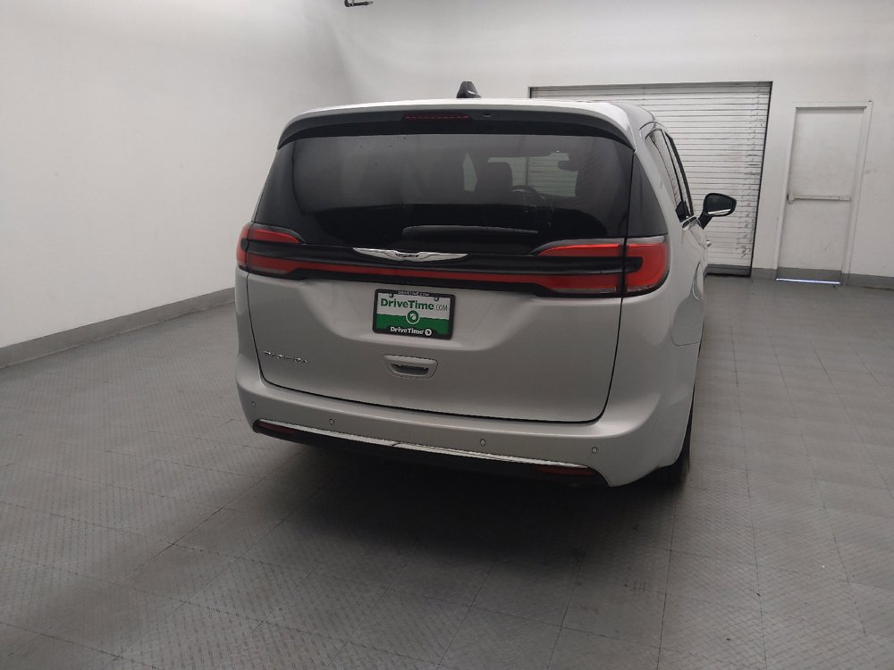 Used 2024 Chrysler Pacifica Touring-L FWD image 7