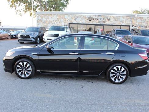Used 2017 Honda Accord Touring image 4