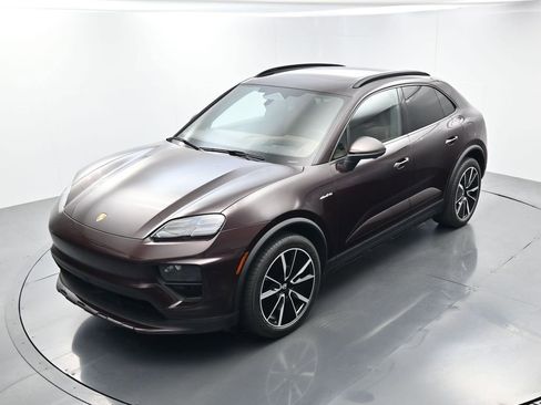 Certified 2025 Porsche Macan Electric RWD image 32