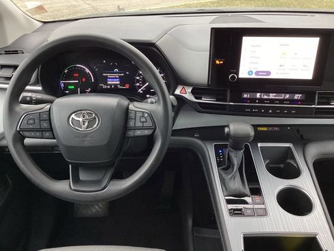 Used 2025 Toyota Sienna LE image 16