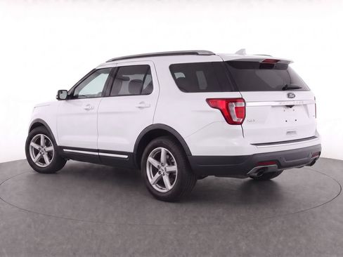Used 2018 Ford Explorer XLT w/ Equipment Group 202A FWD image 3