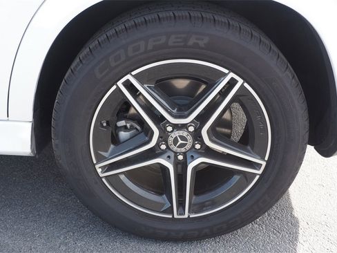 Used 2025 Mercedes-Benz GLE 350 4MATIC w/ AMG Line Exterior image 10