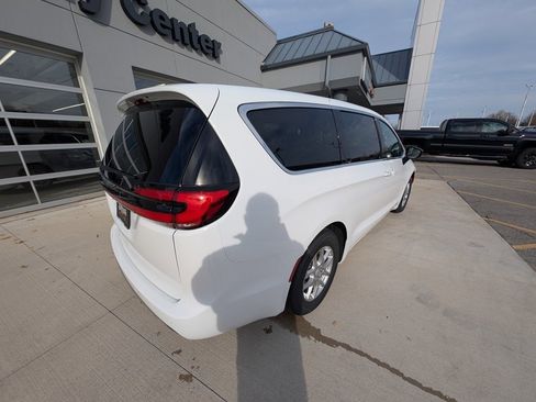 New 2026 Chrysler Pacifica Select image 5