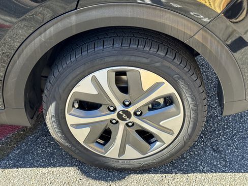 Used 2022 Kia Niro EX Premium w/ Cold Weather Package image 19