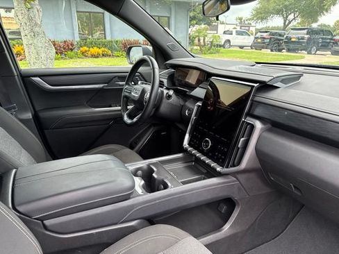 Used 2025 GMC Acadia Elevation FWD image 11