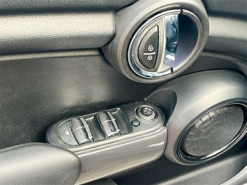 Used 2017 MINI Cooper 4-Door Hardtop image 18