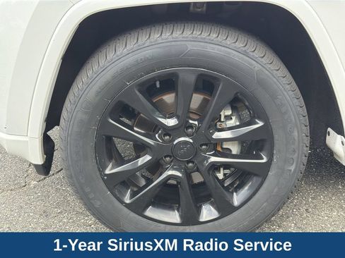 Used 2018 Jeep Grand Cherokee Altitude AWD/4WD image 10