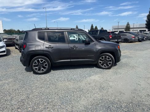 Used 2018 Jeep Renegade Latitude w/ Advanced Technology Group FWD image 4