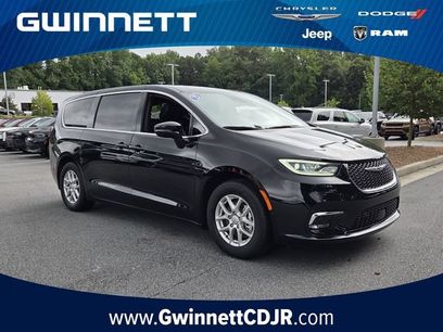 Used 2025 Chrysler Pacifica Select