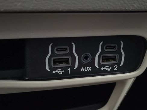 Used 2023 Chrysler Pacifica Touring-L FWD image 22