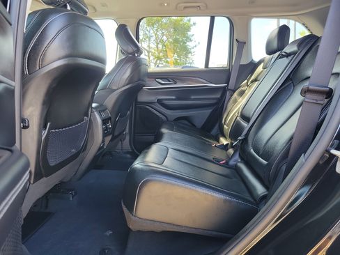 Used 2024 Jeep Grand Cherokee Limited w/ Black Appearance Package image 9