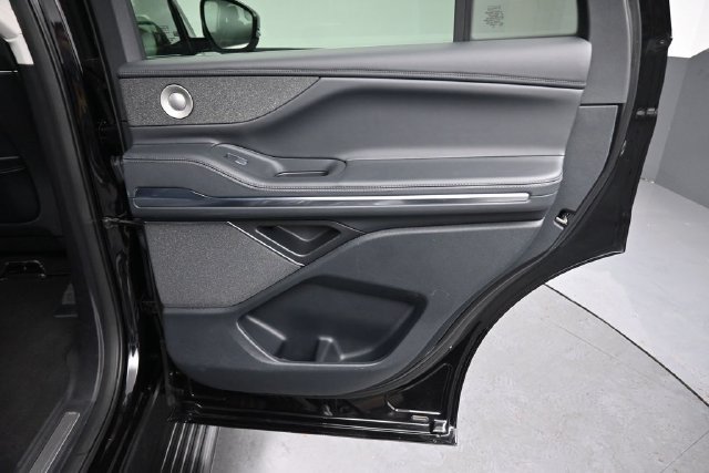 Certified 2025 Lincoln Navigator Reserve AWD/4WD image 29
