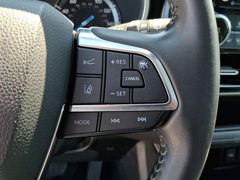 Used 2020 Toyota Highlander XLE AWD/4WD image 23