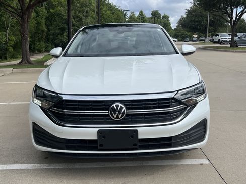 Used 2023 Volkswagen Jetta SE w/ Panoramic Sunroof Package FWD image 3