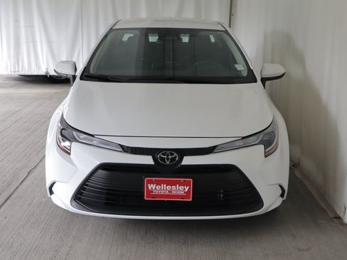 Used 2024 Toyota Corolla LE FWD image 3