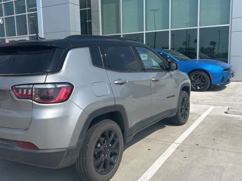 Used 2023 Jeep Compass Latitude AWD/4WD image 8