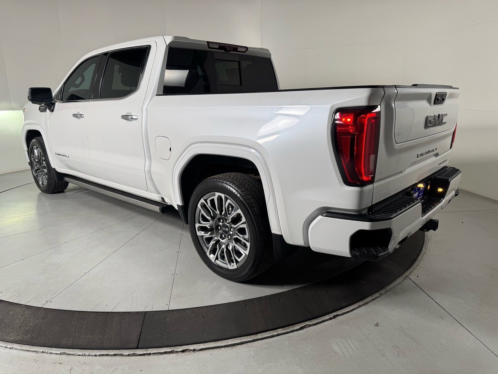 Used 2024 GMC Sierra 1500 Denali Ultimate AWD/4WD image 3