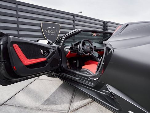 Used 2021 Lamborghini Huracan EVO image 30