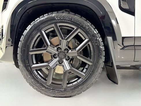 Used 2026 Land Rover Defender 110 X-Dynamic SE AWD/4WD image 38