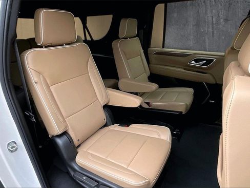 Used 2024 Chevrolet Suburban Premier image 25