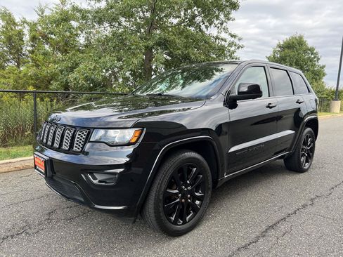 Used 2017 Jeep Grand Cherokee Altitude AWD/4WD image 6