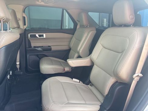Used 2020 Ford Explorer XLT w/ Equipment Group 202A AWD/4WD image 38