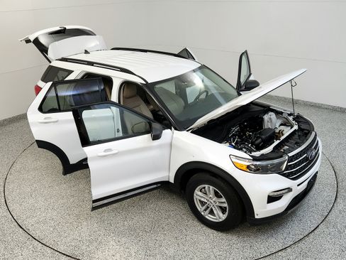 Used 2023 Ford Explorer XLT w/ Equipment Group 202A AWD/4WD image 17