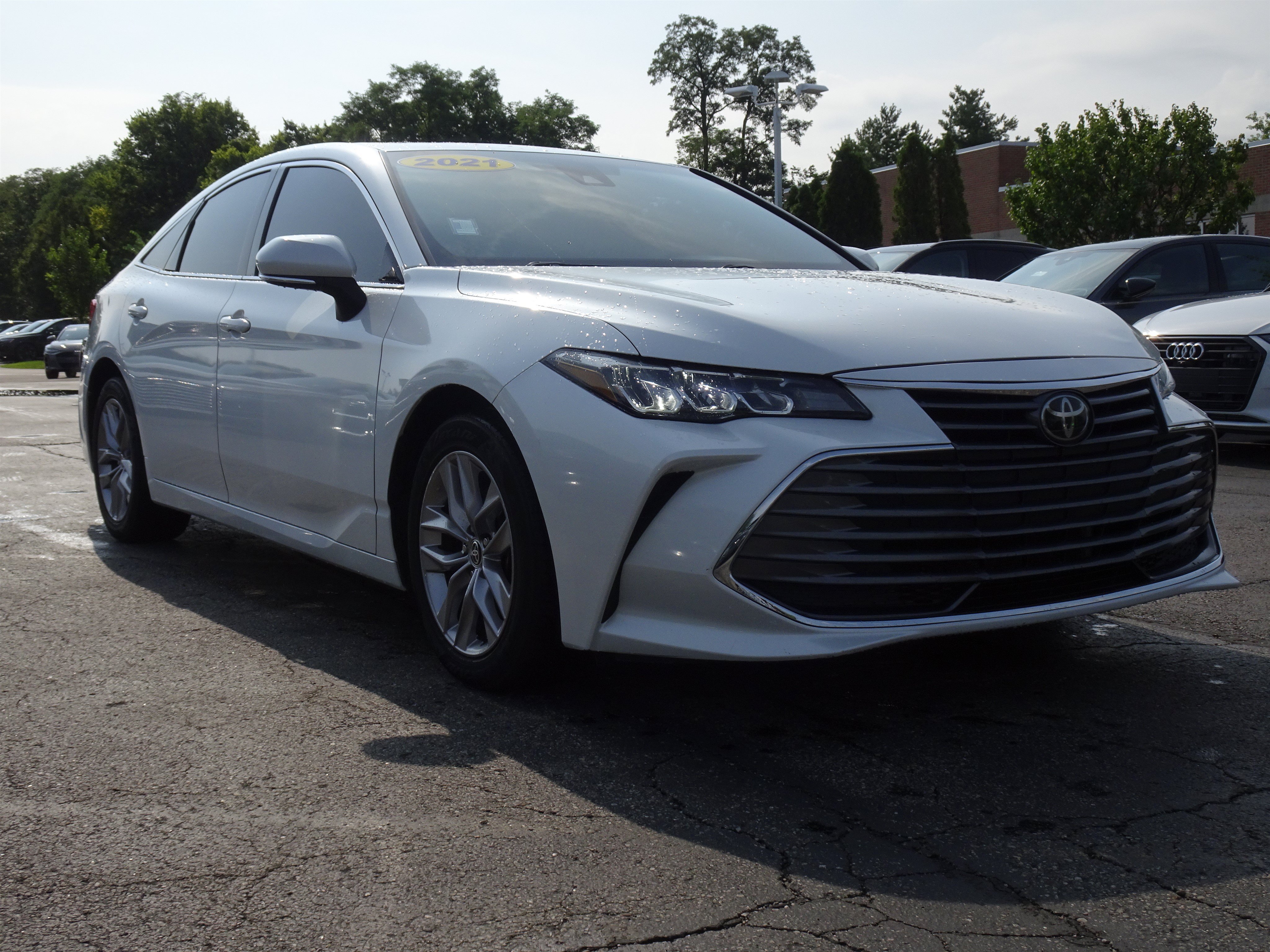 Used 2021 Toyota Avalon XLE w/ Moonroof Package FWD image 6