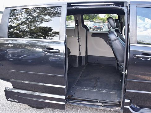 Used 2017 Dodge Grand Caravan SXT FWD image 12