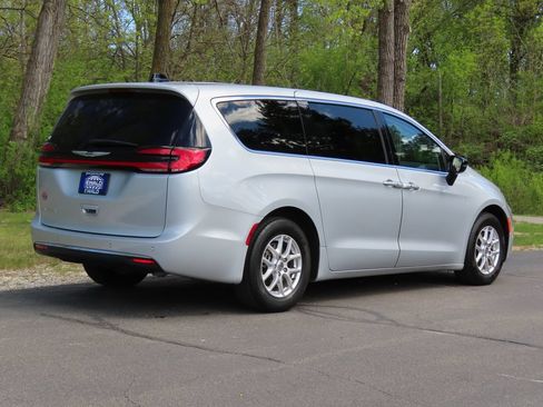 Used 2024 Chrysler Pacifica Touring-L FWD image 3