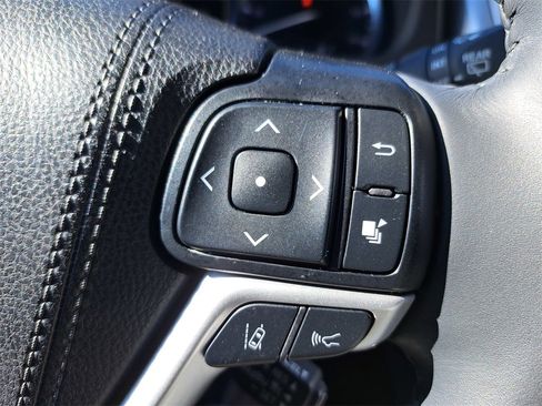 Used 2019 Toyota Highlander XLE image 18