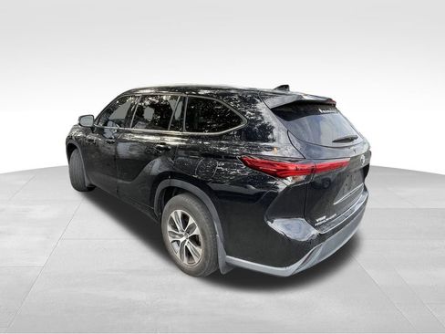 Used 2020 Toyota Highlander XLE image 3