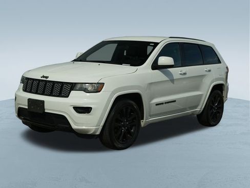 Used 2018 Jeep Grand Cherokee Altitude RWD image 3