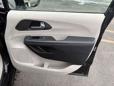 Used 2024 Chrysler Pacifica Touring-L image 17