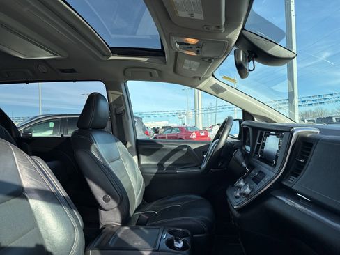 Used 2018 Toyota Sienna SE Premium image 5