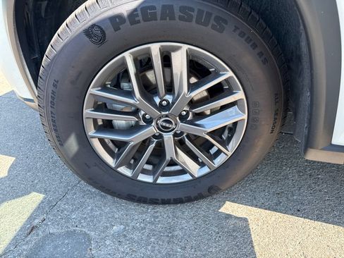 Used 2024 Nissan Rogue S FWD image 27