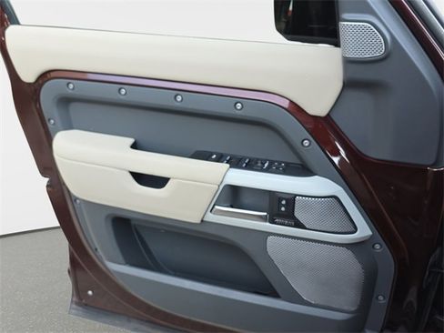 Used 2023 Land Rover Defender 130 X-Dynamic SE image 27