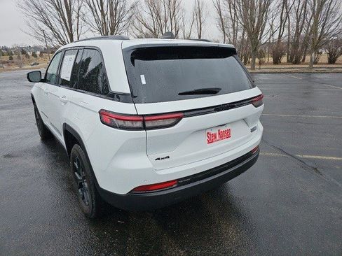 Used 2024 Jeep Grand Cherokee Altitude image 3