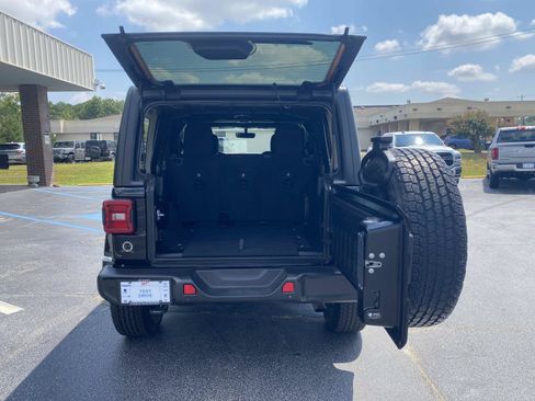 Used 2021 Jeep Wrangler Unlimited Sahara AWD/4WD image 5