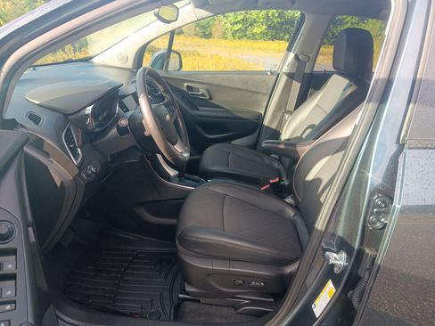 Used 2022 Chevrolet Trax LT w/ LT Convenience Package image 14