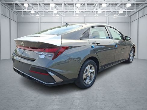 New 2026 Hyundai Elantra SE FWD image 3