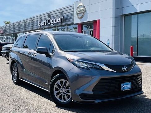 Used 2021 Toyota Sienna LE image 1