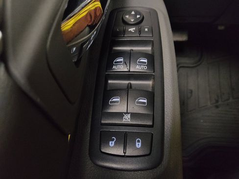 Used 2018 RAM 1500 SLT image 27