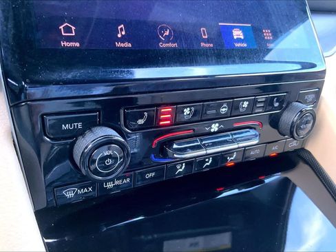 Used 2025 Jeep Grand Cherokee Limited w/ Luxury Tech Group II image 35